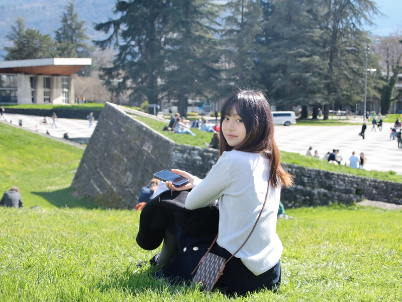 大学中心部の広々とした芝生でくつろぐ湯さん