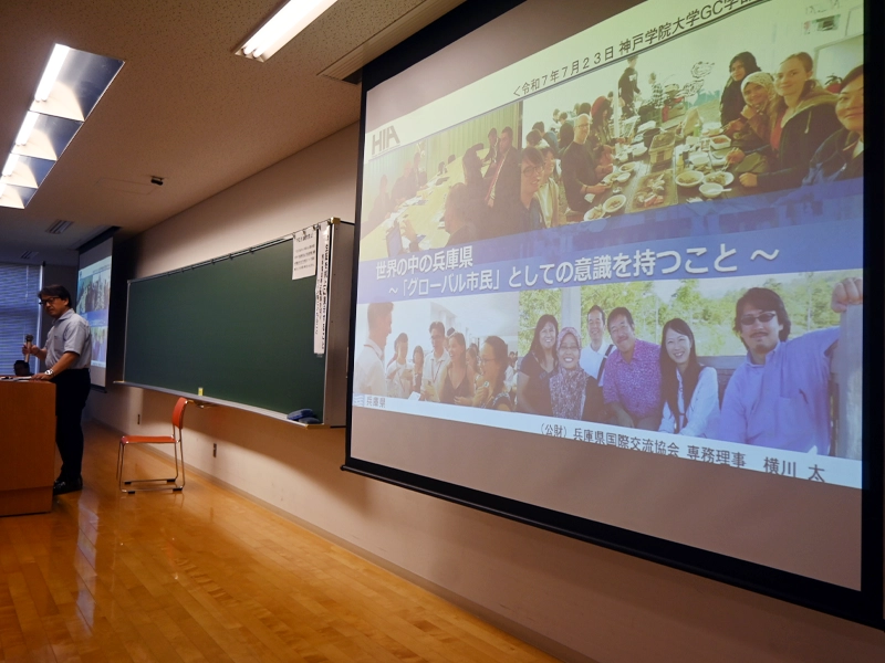 学生にメッセージを伝える横川専務理事