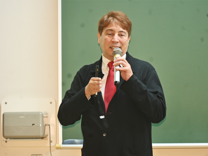 開発援助について語るサイラーさん