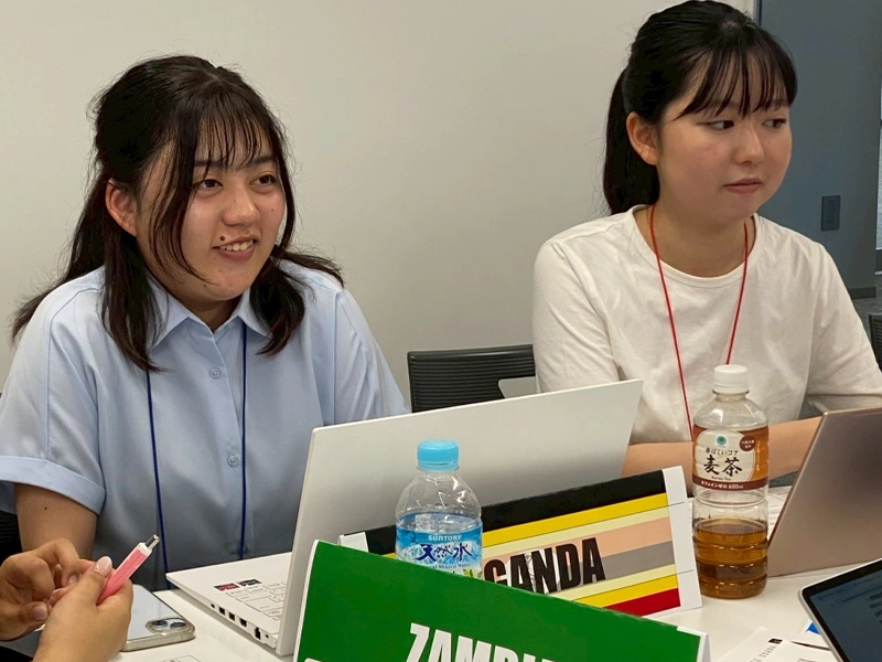 ウガンダ大使役を務めた清水さん(左)とナミビア大使役を務めた高木さん