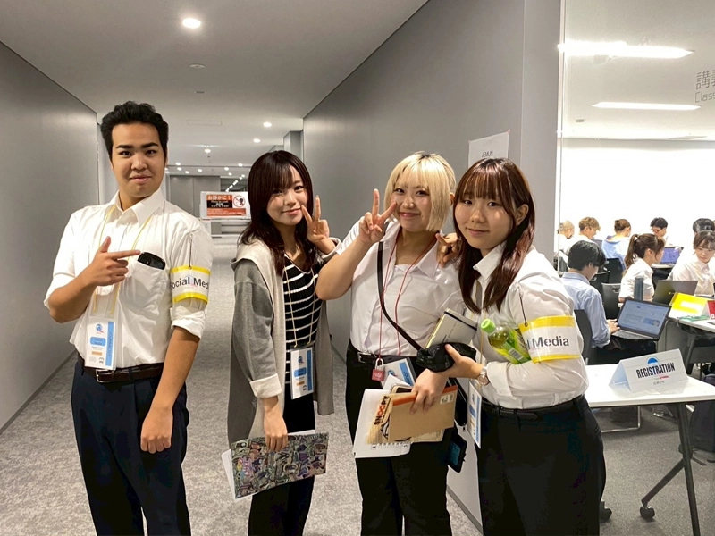 ジャーナリスト役(左から)茅野さん、渡邊さん、橋本さん、藤野さん