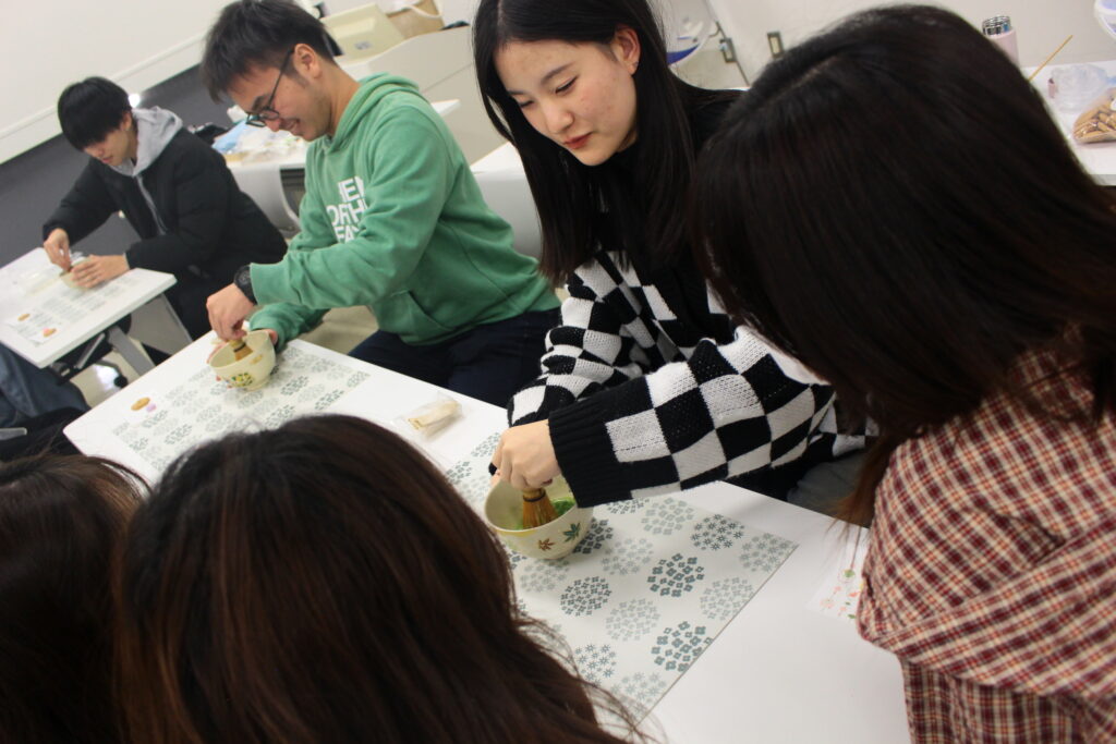 「ビジネス中国語Ⅰ」にて、大槻美幸先生による茶道体験を実施しました。