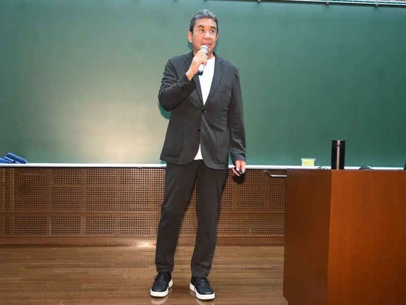 ＧＣ学部の入門ゼミで総合商社「丸紅」の元執行役員・大阪支社長を務めた橋本雅至さんが特別講義しました。